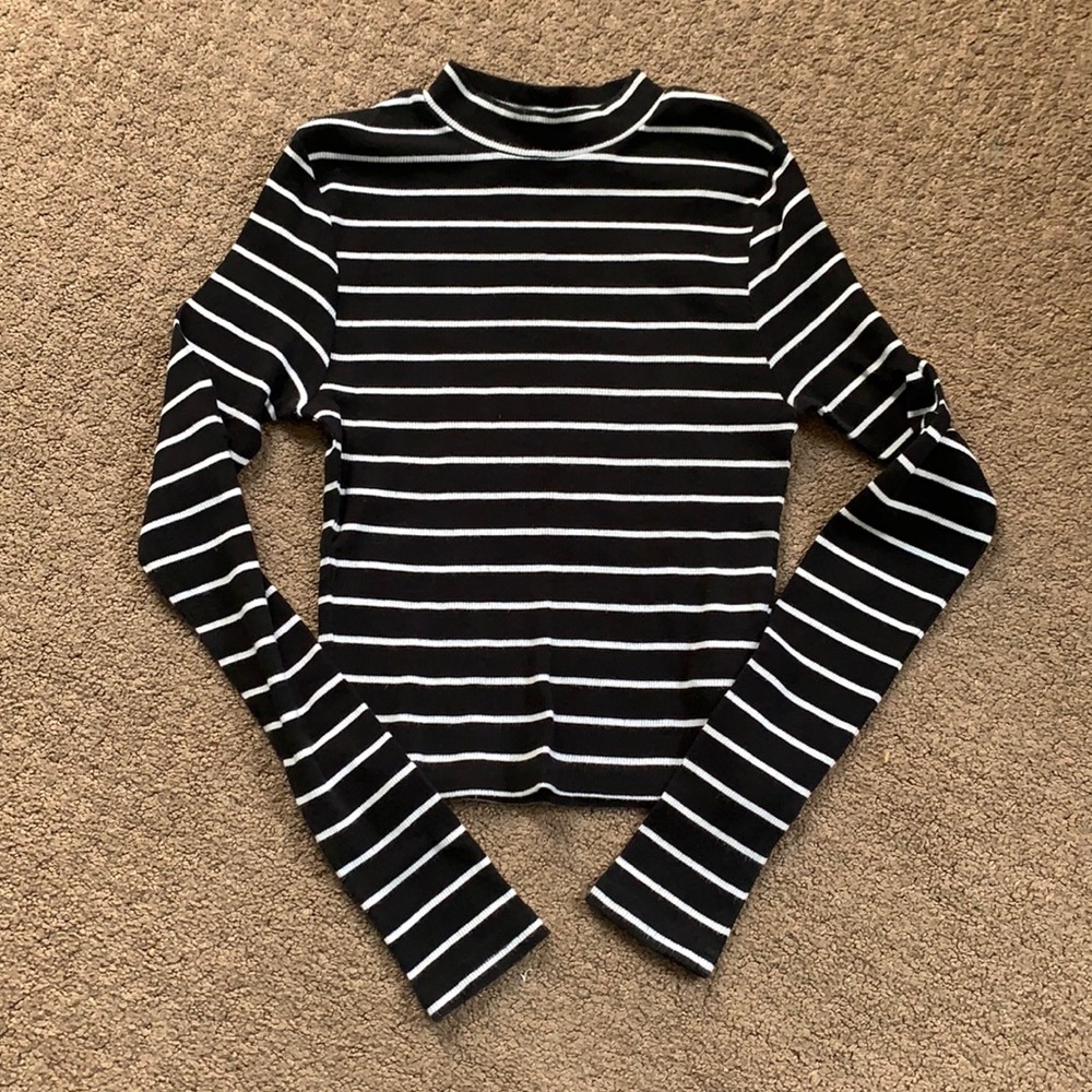 Divided cropped mock neck